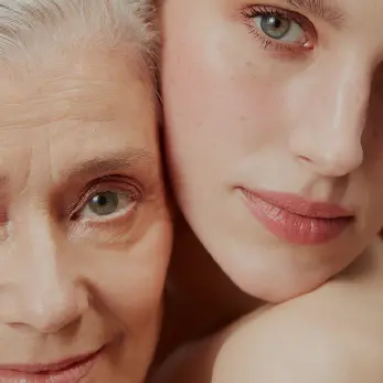 Deux femmes d'âges différents, symbole des cycles de la vie Fleur's