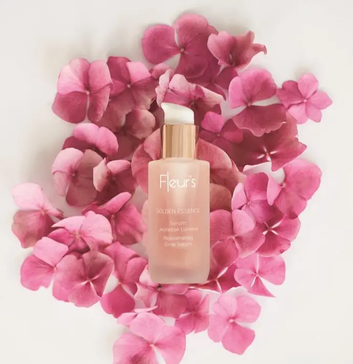 Flacon Fleur's sur des pétales de roses