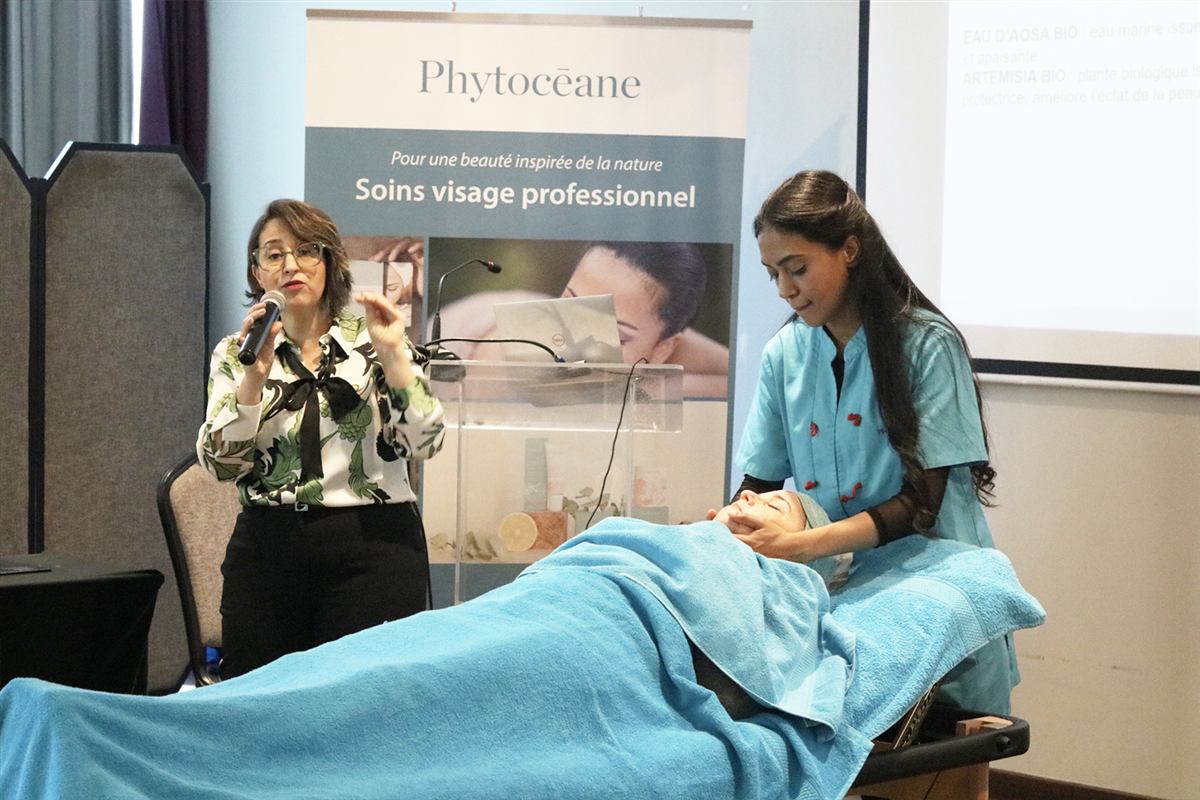 Démonstration de soin visage au séminaire Phytocéane d’avril 2024