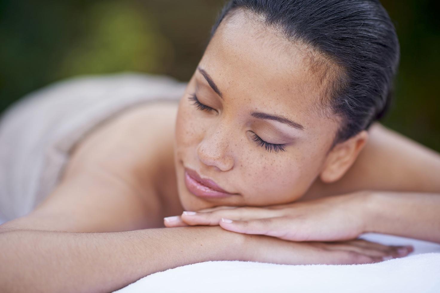 Cliente détendue pendant un soin en institut de beauté